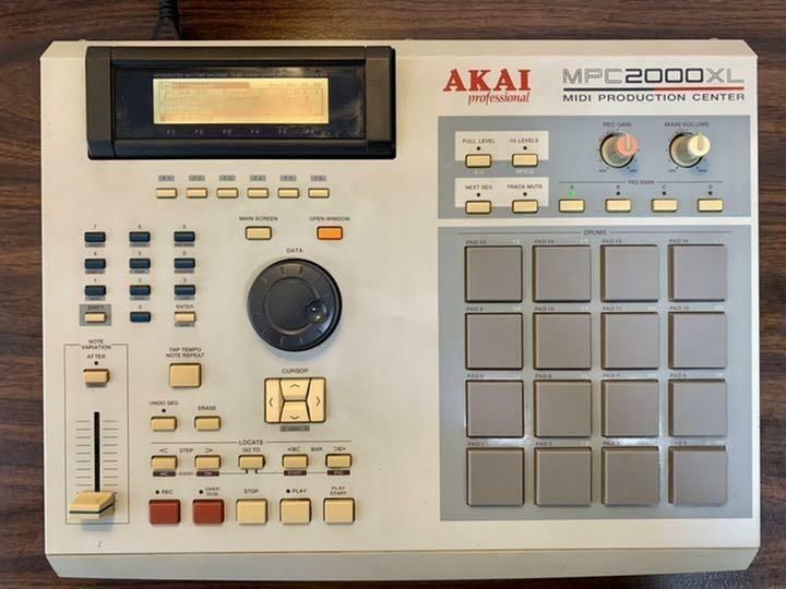 Vintage Akai MPC2000XL-sampler met drumpads en bedieningsknoppen