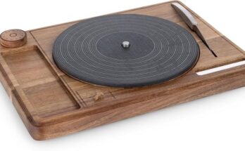 Houten platenspeler met zwarte vinylplaat en losse toonarm