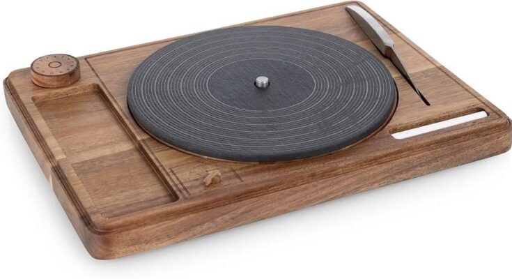 Houten platenspeler met zwarte vinylplaat en losse toonarm