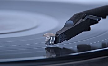Close-up van een naald die een zwarte vinylplaat aftast