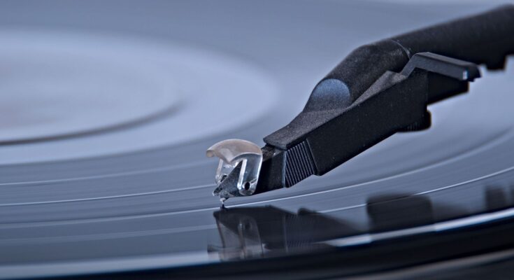 Close-up van een naald die een zwarte vinylplaat aftast
