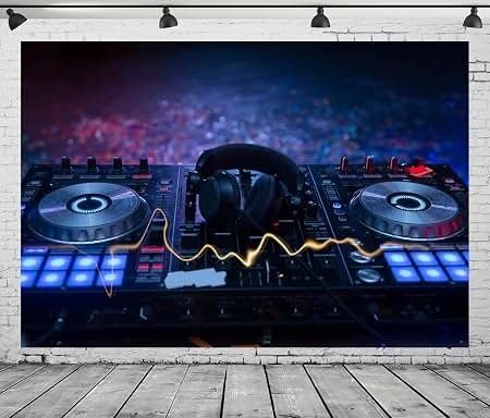 DJ-mengpaneel met koptelefoon, verlichte knoppen en draaitafels